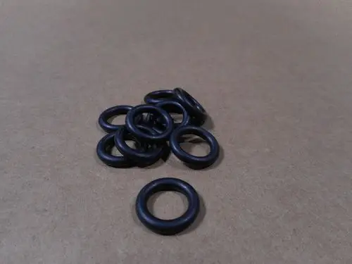 Schwarze O-Ringe von Remeha, in unterschiedlichen Größen, auf einer Fläche angeordnet. Diese Dichtungsringe werden häufig in technischen Anwendungen verwendet.
